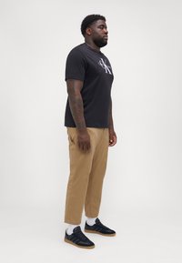 Calvin Klein Jeans Plus PLUS SEASONAL MONOLOGO TEE - Apdrukāts T-krekls - black/pastel lilac