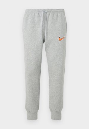 Grå sweatpants i en bomullsblandning med en orange Nike-logotyp på vänster lår, elastisk midja och manschetter vid anklarna.