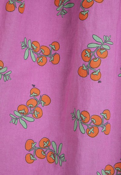 Tissu rose vif orné de grappes de tomates cerises orange et de feuilles vertes, régulièrement espacées.