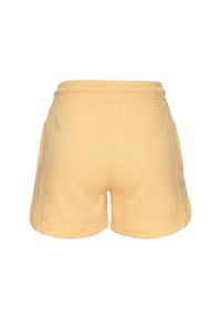 Gelbe Baumwollshorts mit einem elastischen Bund, seitlichen Taschen und gefaltetem Saumdetail. Glatte Textur, lässiger Stil und leichtes Design.