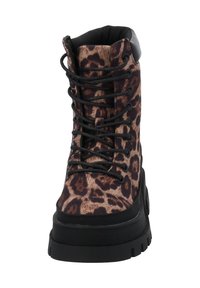 Stivaletto alla caviglia con stampa leopardata, suola in gomma nera, punta tonda e chiusura frontale con lacci. Caratterizzato da un colletto imbottito e tessuto testurizzato.