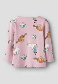 Rosa ribbestrikket langermet topp med tegneseriemønstre av dyr, barn og kaker. Myk tekstur med rund hals og avslappet passform.