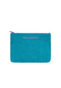 Pochette en velours côtelé teal avec une surface texturée, dotée d'une fermeture éclair violette et du logo brodé "BILLABONG" en rose sur le devant.
