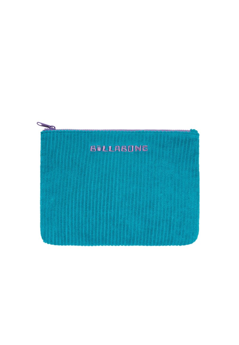Pochette en velours côtelé teal avec une surface texturée, dotée d'une fermeture éclair violette et du logo brodé "BILLABONG" en rose sur le devant.