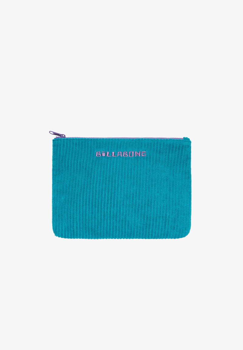Türkisfarbene Corduroy-Tasche mit strukturierter Oberfläche, ausgestattet mit einem lila Reißverschluss und dem gestickten "BILLABONG"-Logo in Pink auf der Vorderseite.