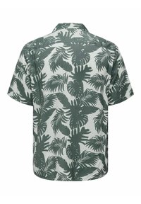 Cămașă cu mânecă scurtă din material ușor, cu un model de frunze tropicale verzi pe un fundal alb, având un guler pliabil și margine dreaptă.