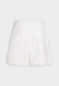 Shorts en lin blancs avec une taille élastique, dotés de deux poches arrière, d'une coupe décontractée et d'une surface légèrement texturée.