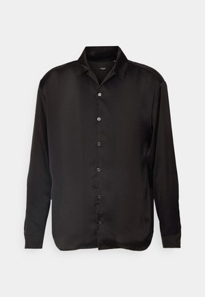 Czarna koszula z długim rękawem wykonana z gładkiego satynu, z kołnierzykiem i sześcioma przyciskami z przodu, w luźnym kroju i zaokrąglonym dołem.