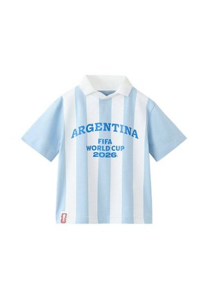 Lyseblå og hvide stribet kortærmet skjorte med hvid krave, teksten "ARGENTINA FIFA WORLD CUP 2026" i blåt foran.