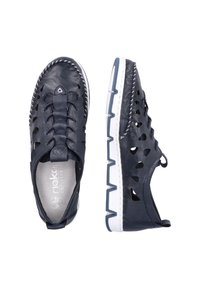 Marineblaue Lederschuhe mit Ausschnittdesigns, gepolstertem Fußbett und einer kontrastierenden weißen Gummisohle mit strukturierten Akzentmustern.