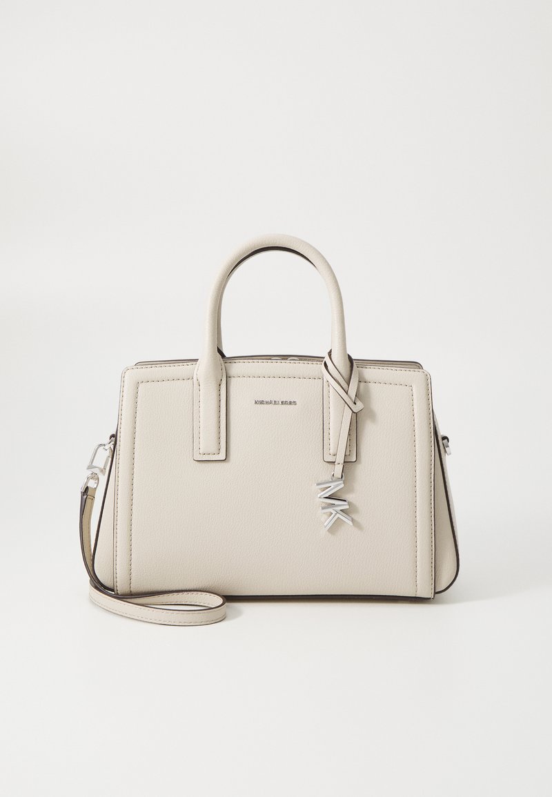 Μπεζ τσάντα δομής από υφασμένο δέρμα. Διαθέτει διπλούς χειρολαβές, αποσπώμενο λουρί ώμου και ένα ασημένιο διαμάντι λογότυπο.