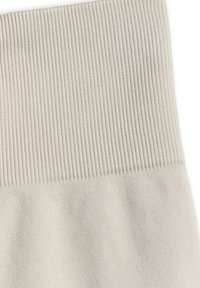 Tissu beige avec une partie supérieure en maille côtelée passant à une partie inférieure lisse et texturée.