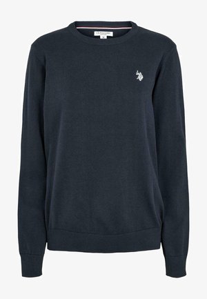 Granatowy sweter z długim rękawem i okrągłym dekoltem, z mankietami i dołem wykończonymi ściągaczem, z małym białym logo gracza polo na lewej piersi.