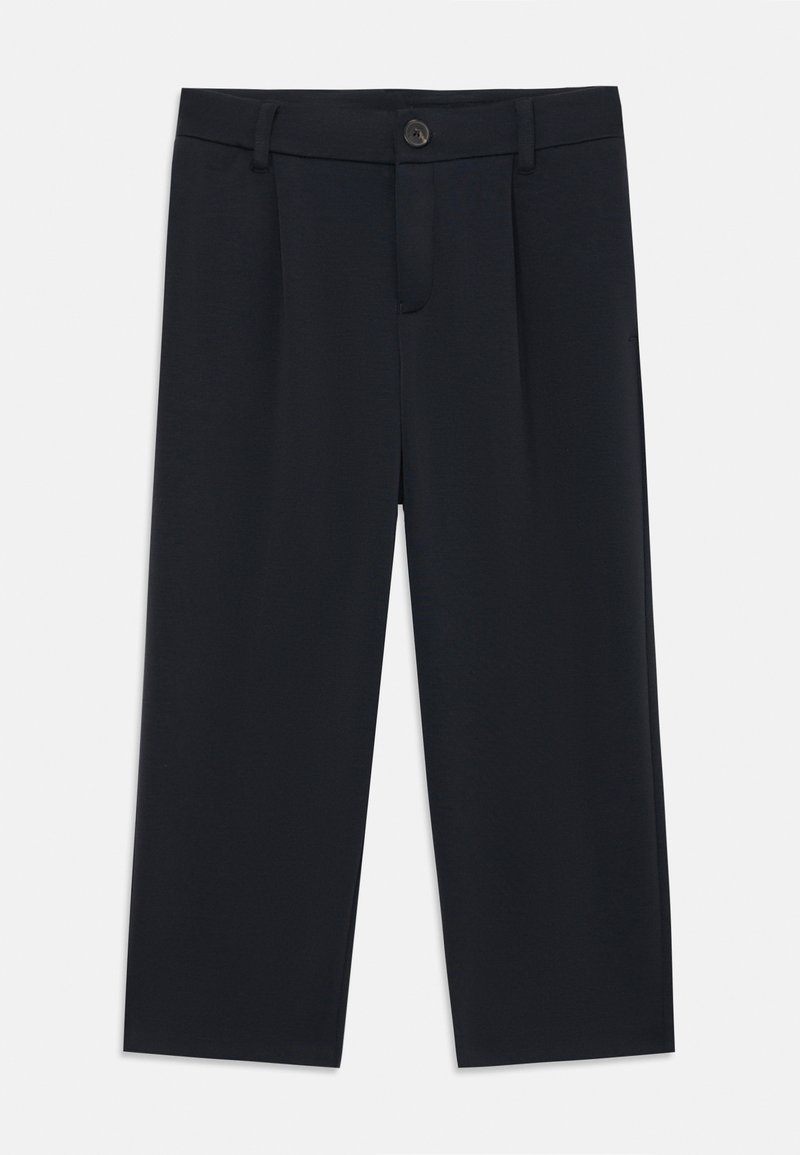Pantalones negros de pierna ancha con una textura suave, que cuentan con un cierre de botón en la parte delantera, trabillas para cinturón y pliegues bien planchados en la parte delantera.