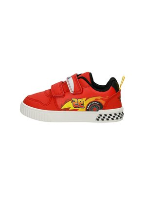 Roter Kindersneaker mit zwei Klettverschlüssen, Flammen- und Nummer-95-Design, schwarzem kariertem Sohlen-Detail und gelbem Fersenlasche.