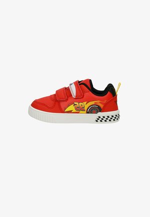 Czerwony dziecięcy sneaker z dwoma paskami na rzepy, wzór płomienia i liczby 95, czarny szczegół podeszwy w kratkę oraz żółty język pięty.