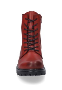 Bottine en cuir rouge avec des lacets noirs, bout arrondi et fermeture éclair sur le côté ; semelle noire robuste avec un motif de crampons texturé.