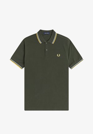 Polo de manga corta de color verde oscuro con cuello y puños de las mangas a rayas amarillas y blancas, tapeta de dos botones y pequeño logo bordado amarillo en el pecho.