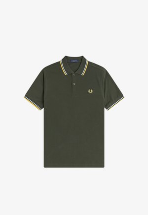 Polo à manches courtes vert foncé avec col et poignets de manches rayés jaune et blanc, patte à deux boutons, et petit logo brodé jaune sur la poitrine.