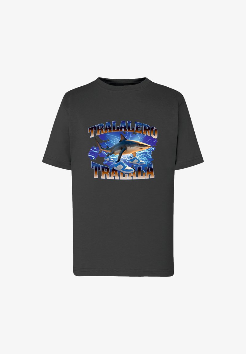 Czarna bawełniana koszulka z wyrazistą grafiką rekina z niebieskimi piorunami, napisem "Tralalero" oraz butami przedstawionymi poniżej rekina.