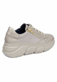 Sneaker in pelle beige con superficie testurizzata, punta rotonda e suola spessa bianca. Presenta un accento in zip dorato e un design classico con lacci.
