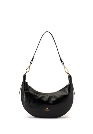 Sac à main en cuir noir en forme de croissant avec des ferrures dorées et une bandoulière unique, orné d'un petit logo doré à l'avant.