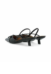 Črne patentirane usnjene slingback pete s koničastim nosom, ki se ponašajo z detajlom v obliki pentlje spredaj in edinstveno zasnovo blok pete.