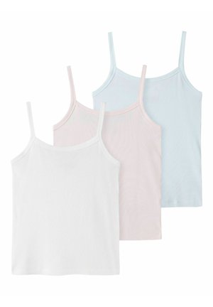 Trois camisoles en coton côtelé blanc, rose clair et bleu clair, chacune avec de fines bretelles, disposées en chevauchement sur un fond blanc.