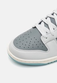 Nike Sportswear DUNK RETRO UNISEX - Sapatilhas - photon dust/denim turquoise/smoke grey/sail