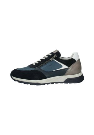 Zapatilla deportiva que presenta una mezcla de ante azul marino y malla, con acentos blancos y cierre con cremallera, con un talón texturizado gris y suela de goma.