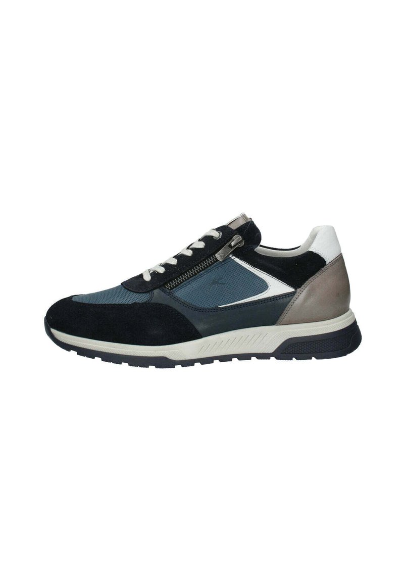 Zapatilla deportiva que presenta una mezcla de ante azul marino y malla, con acentos blancos y cierre con cremallera, con un talón texturizado gris y suela de goma.
