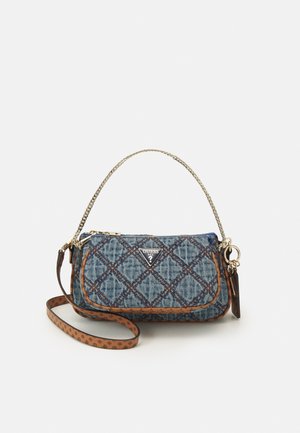 Gequilt blauwe denim Guess polstertas met bruine patroonrand, gouden kettinghandvat en afneembare bruine riem op een witte achtergrond.