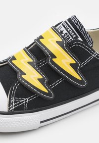 Converse CHUCK TAYLOR ALL STAR ELECTRIC BOLT EASY ON UNISEX - Zapatillas - black/golden wren