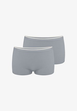 Szare bawełniane bokserki o gładkiej fakturze z białym elastycznym pasem. Dwie pary ułożone obok siebie.
