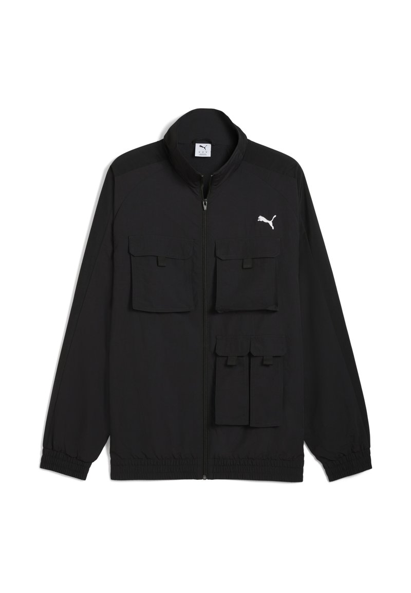 Chaqueta negra elegante con un cuello alto y cuatro bolsillos frontales, con el logo de Puma en el lado izquierdo del pecho.