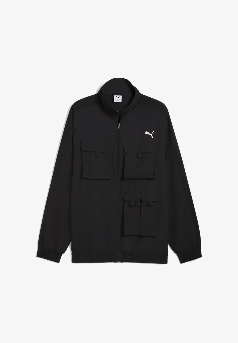 Chaqueta negra elegante con un cuello alto y cuatro bolsillos frontales, con el logo de Puma en el lado izquierdo del pecho.