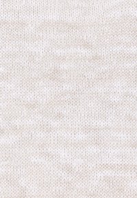 Tessuto a maglia beige chiaro con una morbida trama, caratterizzato da un sottile motivo melangiato e variazioni nella cucitura irregolari e dall'aspetto naturale.