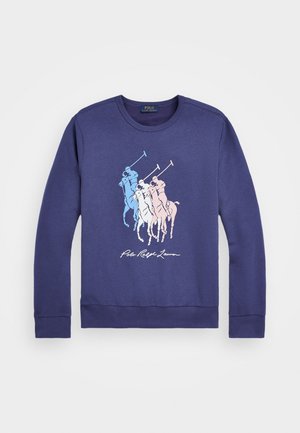 Námořnická mikina se sportovním potiskem čtyř jezdců na koních v modré a růžové barvě, s žebrovanými manžetami a límečkem. Logo je umístěno v dolní části.