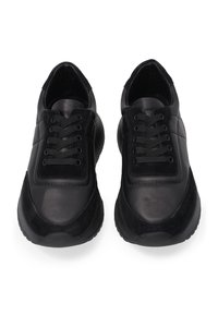 Schwarze Leder-Sneaker mit glatter Oberfläche, Schnürverschluss, gepolstertem Zunge und strukturierten Seiten. Verfügt über eine Gummisohle für guten Halt.