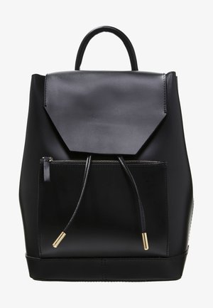 Sac à dos en cuir noir avec poignée supérieure, poche avant zippée, rabat de fermeture et deux cordons de serrage à embouts dorés.