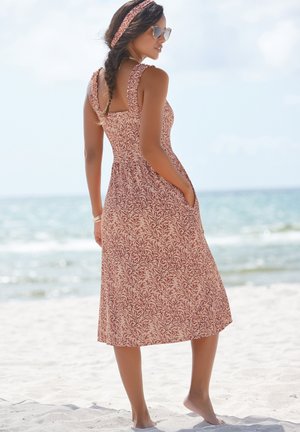 Midi-Kleid mit floralem Druck aus weichem, atmungsaktivem Stoff, mit Rüschen-Trägern, Seiten-Taschen und einer taillierten Oberseite in Korallen- und Cremetönen.