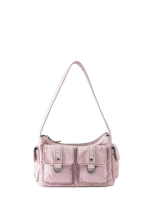 Petit sac d'épaule en tissu rose avec deux poches avant chacune sécurisée par un rabat et un anneau métallique, ainsi qu'une fermeture éclair sur le dessus.