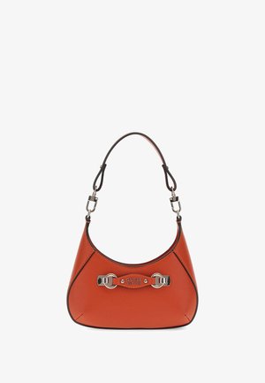Borsa a tracolla in similpelle rossa con forma curva, rifiniture nere e parti metalliche color argento, con un logo prominente cucito sulla parte anteriore.