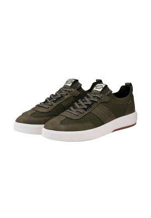 Zapatillas verde oliva con malla textil y acentos sintéticos. Suela de goma blanca, cierre con cordones y etiqueta con el logo en la lengüeta. Diseño plano.