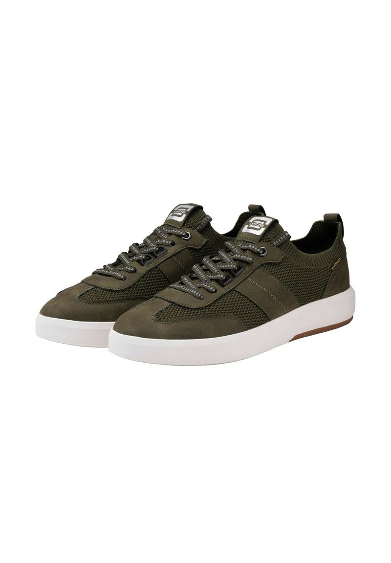 Zapatillas verde oliva con malla textil y acentos sintéticos. Suela de goma blanca, cierre con cordones y etiqueta con el logo en la lengüeta. Diseño plano.