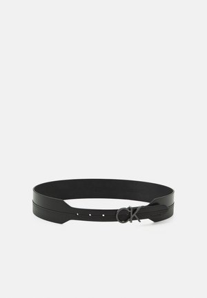 Zwarte leren riem met een kleine metalen gesp met het "ck" logo, drie verstelgaten en een gestructureerd patroon aan het onderste gedeelte van de riem.