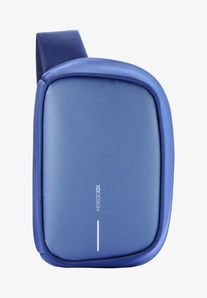 Funda rectangular azul hecha de material texturizado con un borde de cremallera suave, que presenta un logo y un detalle de raya blanca. Correa ajustable.