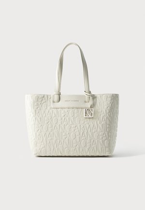 Weiße Leder-Tote-Bag mit geprägt wiederholtem „Armani Exchange“-Schriftzug, mit zwei Schulterriemen und einem kleinen quadratischen Logoanhänger.