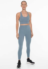 OYSHO COMFORTLUX MEDIUM SUPPORT WITH CUPS - Sport-BH med medium stöd - blue grey