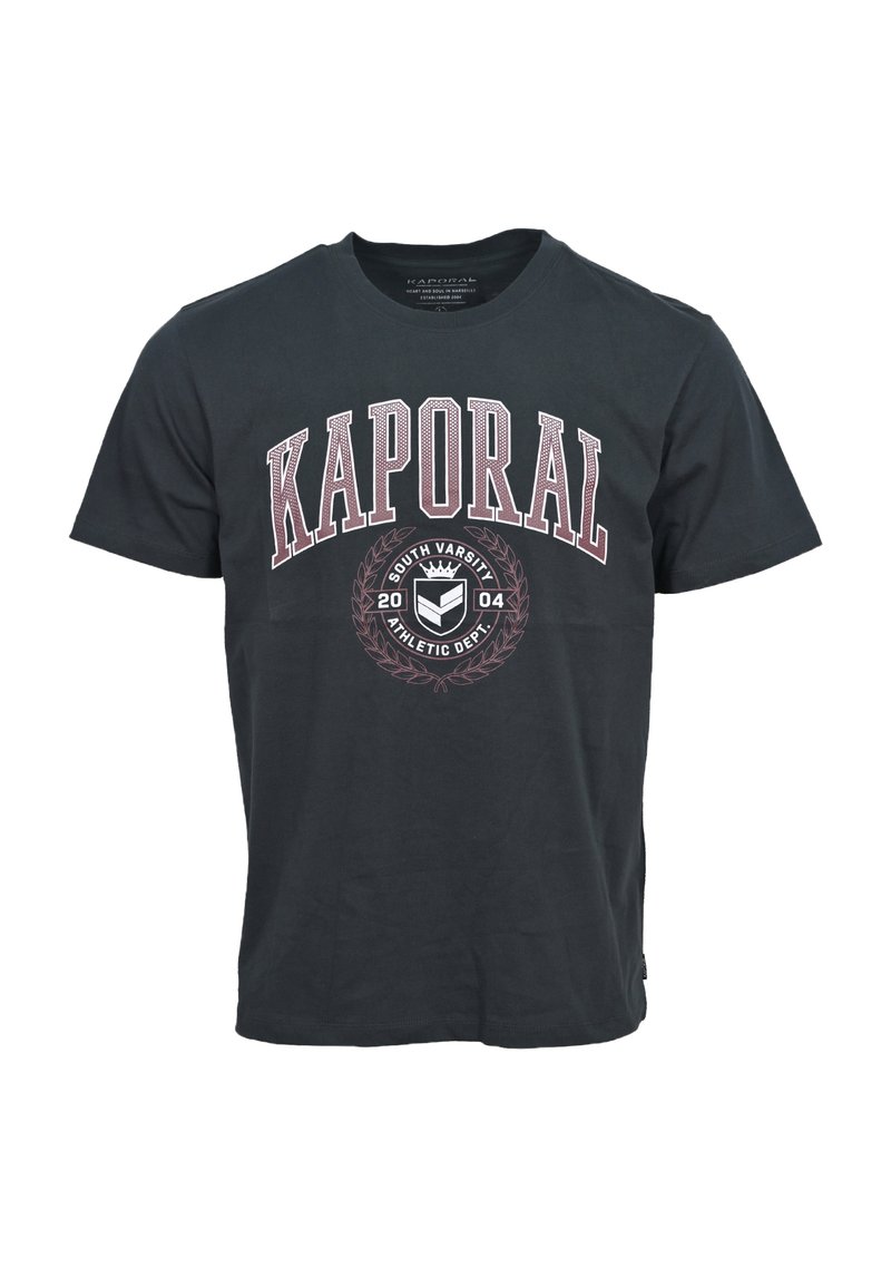 Czarna bawełniana koszulka z wyraźnym czerwono-białym logo "KAPORAL" oraz okrągłą grafiką z napisem "SOUTH VARSITY" i wzorem laurowym.